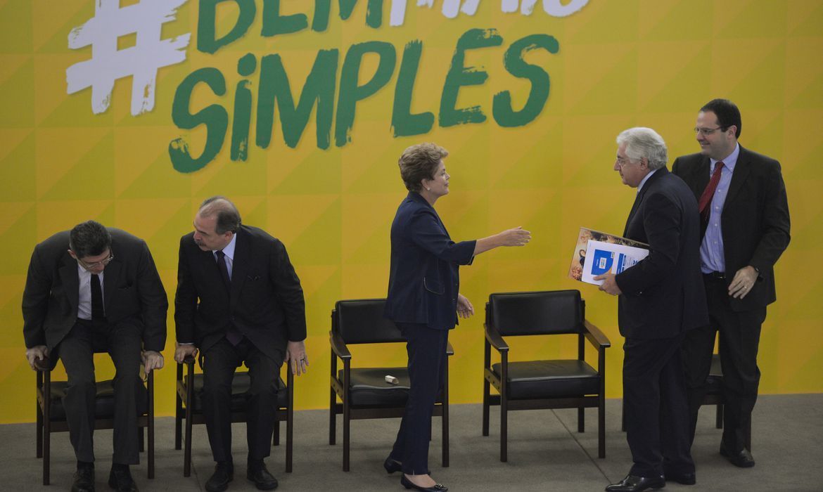 A presidenta Dilma Rousseff lança Programa Bem Mais Simples Brasil e o Sistema Nacional de Baixa Integrada de Empresas, em cerimônia no Palácio do Planalto (José Cruz/Agência Brasil) /