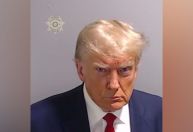 Trump volta ao Twitter com foto de fichamento e diz que nunca irá se render