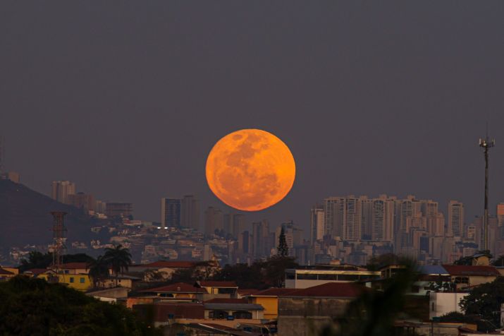 Superlua no horizonte vista da cidade de Contagem, na Grande Belo Horizonte, em agosto de 2023 / Fábio Barros/Agência Estado