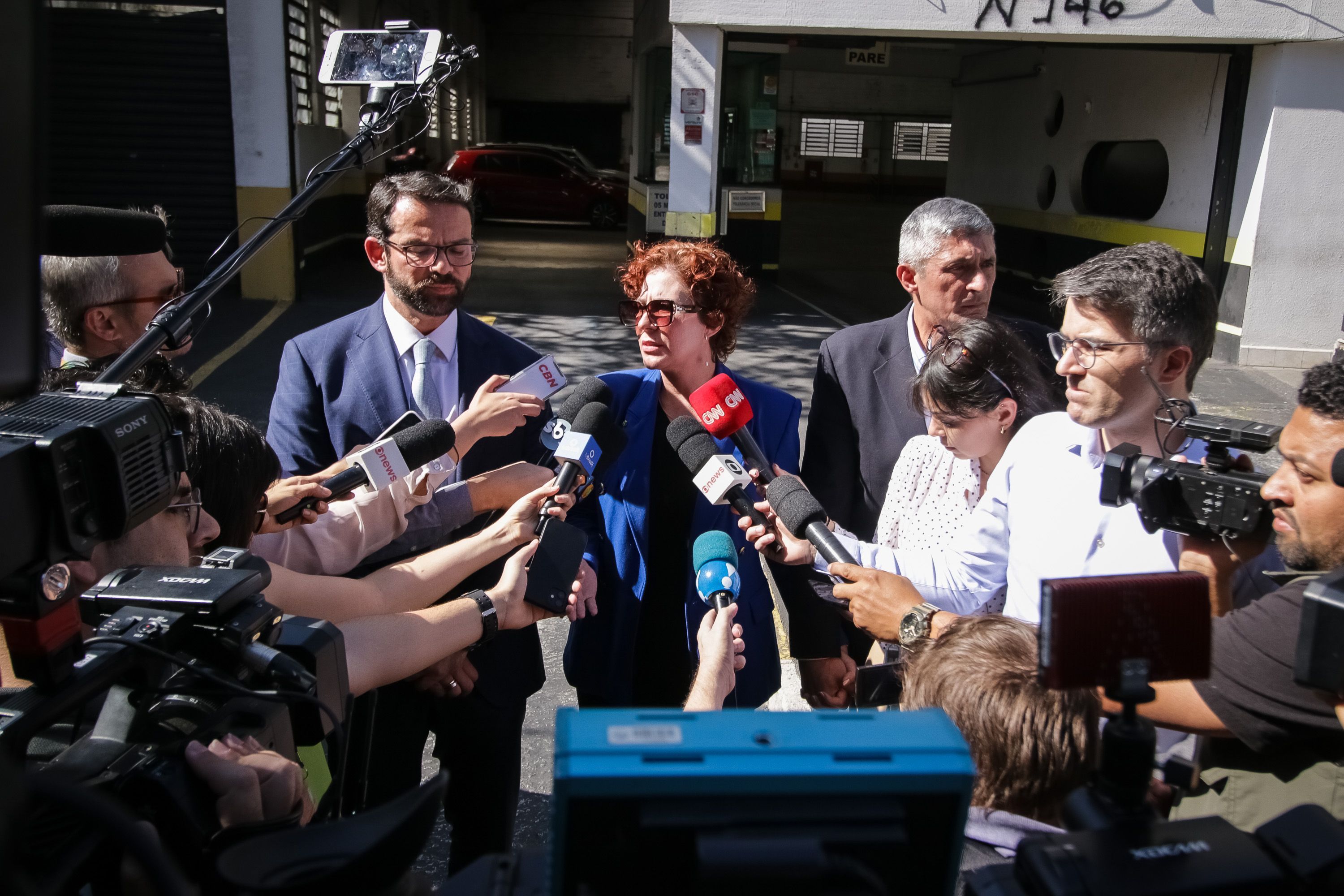 A deputada Carla Zambelli (PL-SP) fala à imprensa na frente da Polícia Federal em São Paulo após ter depoimento adiado