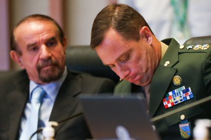 O tenente-coronel Mauro Cid (à dir.) e seu advogado Cezar Bitencourt durante depoimento à CPI do 8 de janeiro na Câmara Legislativa do DF
