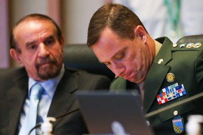 O tenente-coronel Mauro Cid (à dir.) e seu advogado Cezar Bitencourt durante depoimento à CPI do 8 de janeiro na Câmara Legislativa do DF
