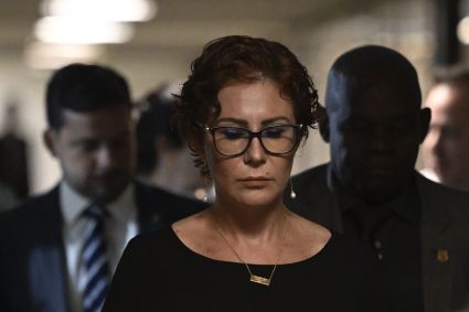 Deputada federal Carla Zambelli (PL-SP) a caminho de coletiva de imprensa após ser alvo de operação da Polícia Federal (PF), em 2 de agosto de 2023.