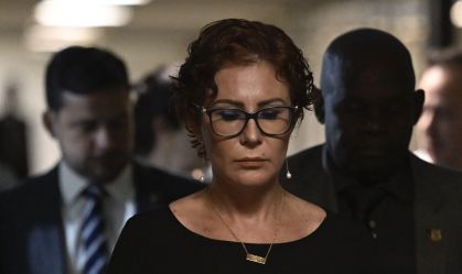 "Sofro perseguição política e não tive direito de resposta", diz Carla Zambelli, única parlamentar indiciada na CPMI do 8/1
