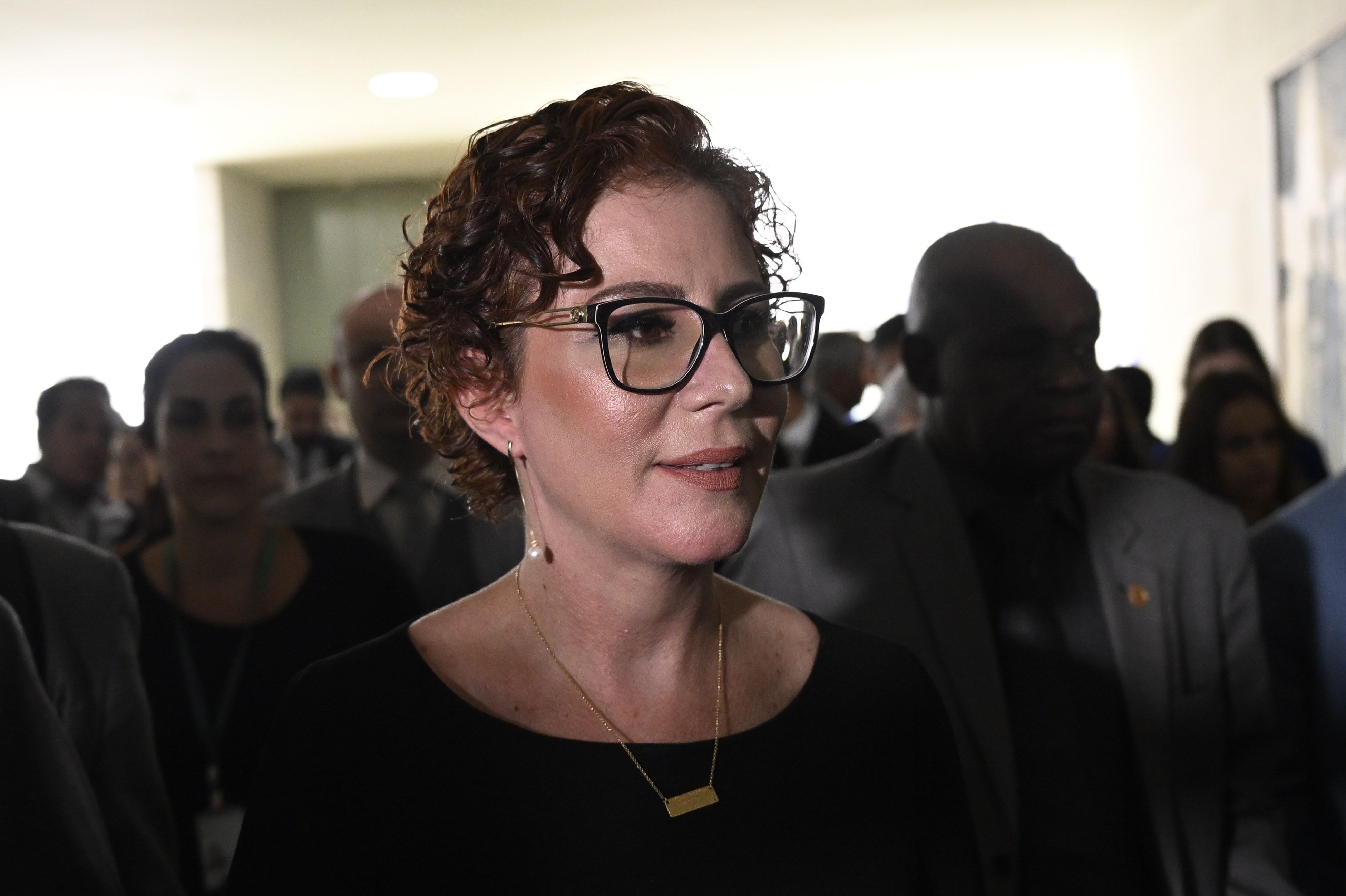 Deputada federal Carla Zambelli (PL-SP) a caminho de coletiva de imprensa após ser alvo de operação da Polícia Federal (PF), em 2 de agosto de 2023.