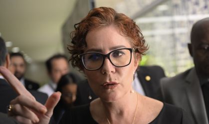 Foragida e com redes bloqueadas, Zambelli posta vídeo com crítica a Moraes