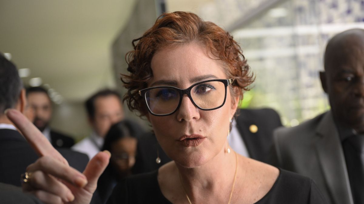 Foragida e com redes bloqueadas, Zambelli posta vídeo com crítica a Moraes  | CNN Brasil