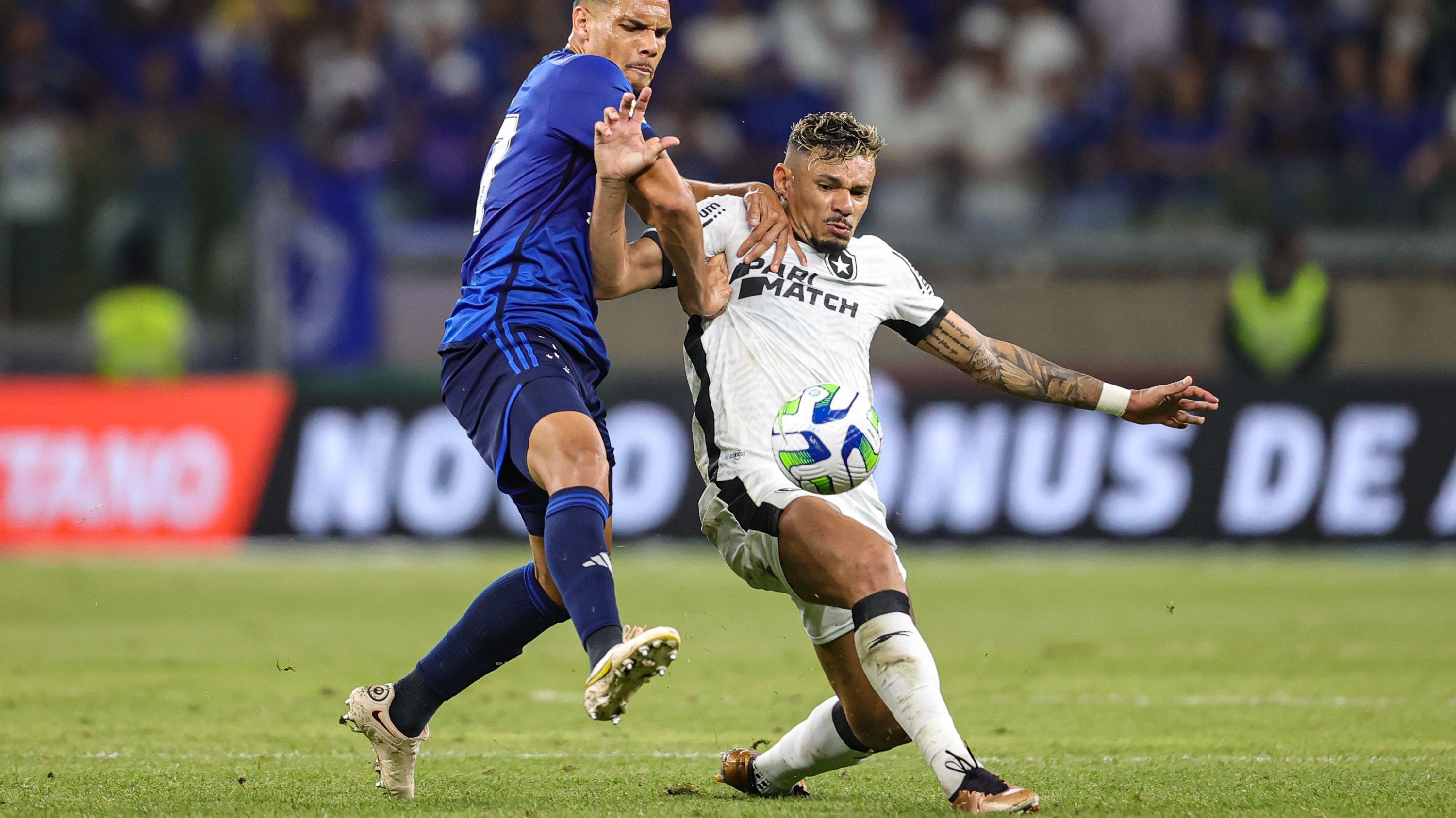 Tiquinho Soares sentiu o joelho contra o Cruzeiro