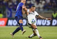 Artilheiro do Brasileirão, Tiquinho Soares sente o joelho e preocupa torcida do Botafogo