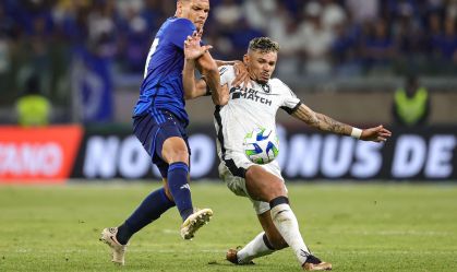 Tiquinho Soares sentiu o joelho contra o Cruzeiro