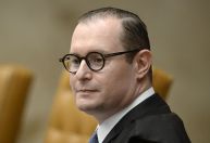 Zanin pede informações à Câmara e ao Senado em ação contra anistia a partidos