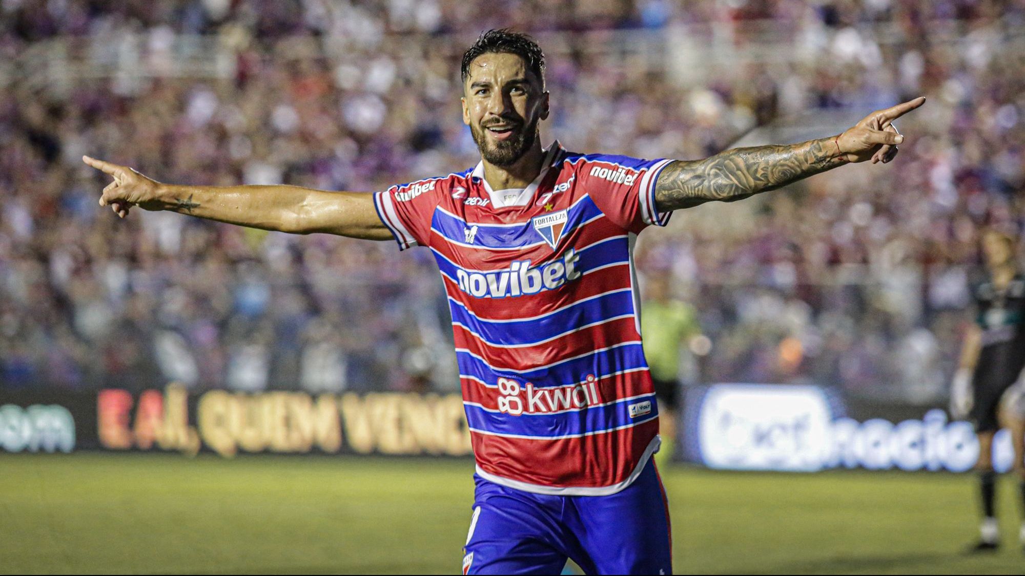 Lucero comemora um dos gols que marcou sobre o Coritiba