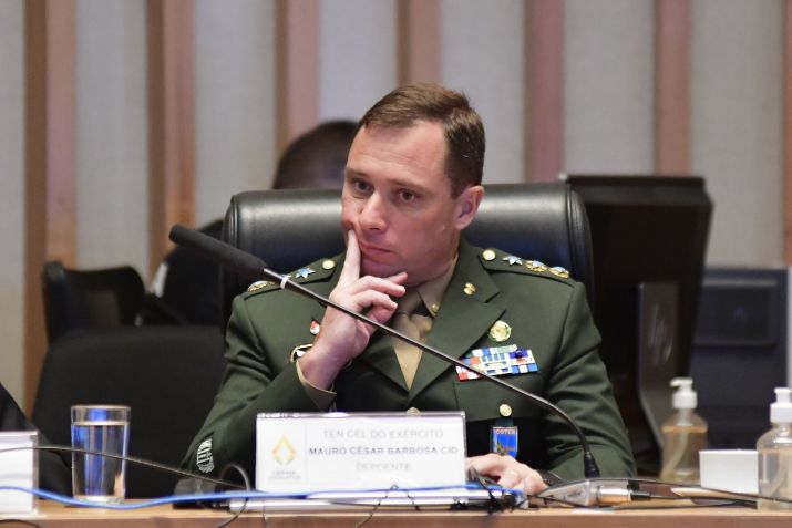 O tenente-coronel Mauro Cid durante depoimento à CPI do 8 de janeiro na Câmara Legislativa do DF • Gesival Nogueira/Ato Press/Estadão Conteúdo