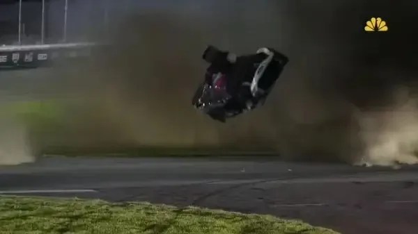 Piloto norte-americano Ryan Preece capotou 12 vezes, mas saiu ileso do acidente
