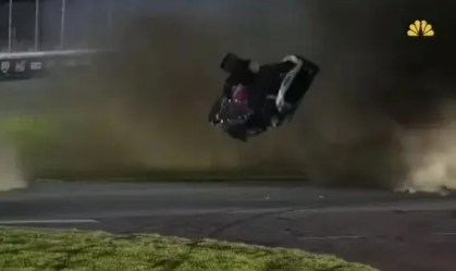 Piloto da NASCAR capota doze vezes e sai ileso após acidente; veja vídeo
