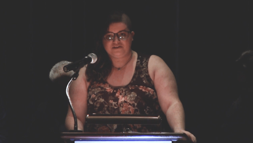 A americana Amelie Joubert foi diagnosticada com transtorno dissociativo de identidade (TDI) / Reprodução