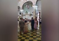 Filipinos se casam dentro de igreja inundada após passagem de supertufão; veja