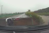 Carro cai em cratera em estrada na China após passagem de supertufão