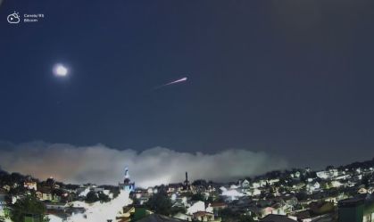 Grande bola de fogo é vista cruzando o céu no Sul do Brasil; assista