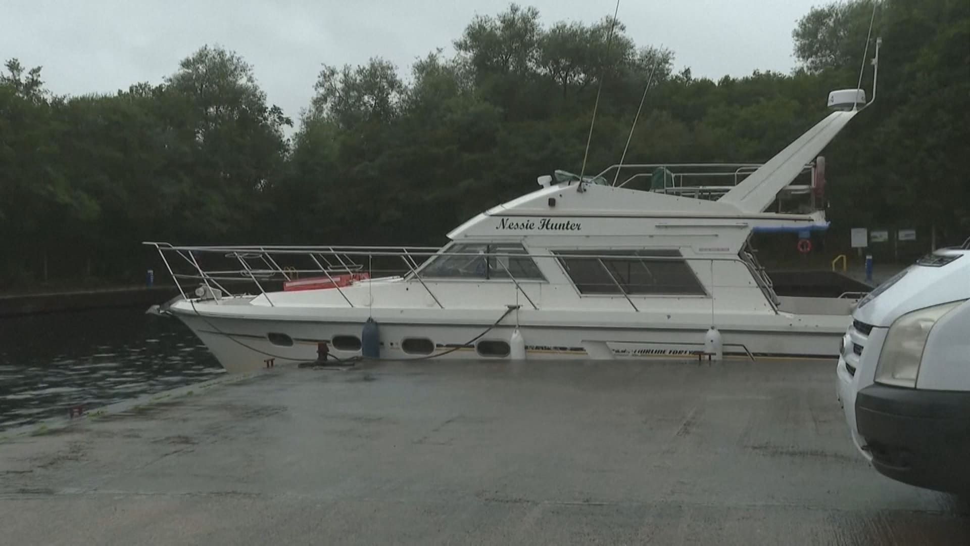 Na Escócia, pessoas usam barcos para caçar o "monstro do Lago Ness"