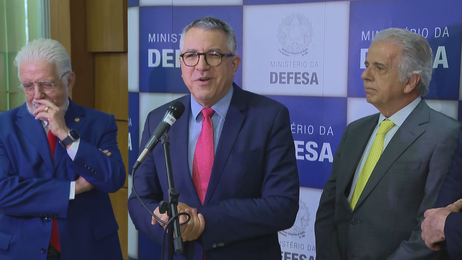 O ministro da Secretaria das Relações Institucionais, Alexandre Padilha, ao lado do ministro da Defesa, José Múcio, e do senador Jaques Wagner durante anúncio de apoio à PEC das Forças Armadas restrita às eleições