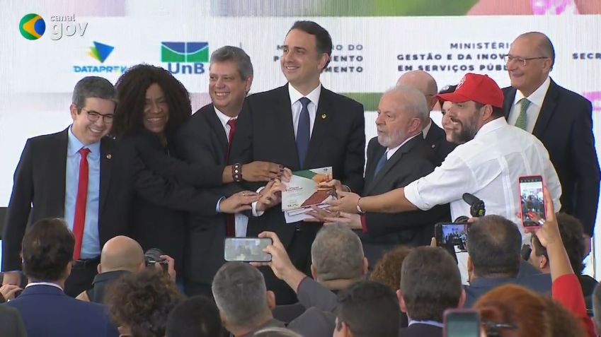 No Palácio do Planalto, presidente Luiz Inácio Lula da Silva entre o projeto de lei do PPA 2024-2027 ao Congresso Nacional, representado na figura do presidente do Senado, Rodrigo Pacheco (PSD-MG). (30/08/2023) / Reprodução/TV Brasil