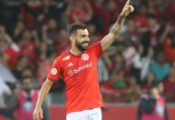 Lei do ex, expulsão e gol nos acréscimos: Internacional e Corinthians empatam no Beira-Rio