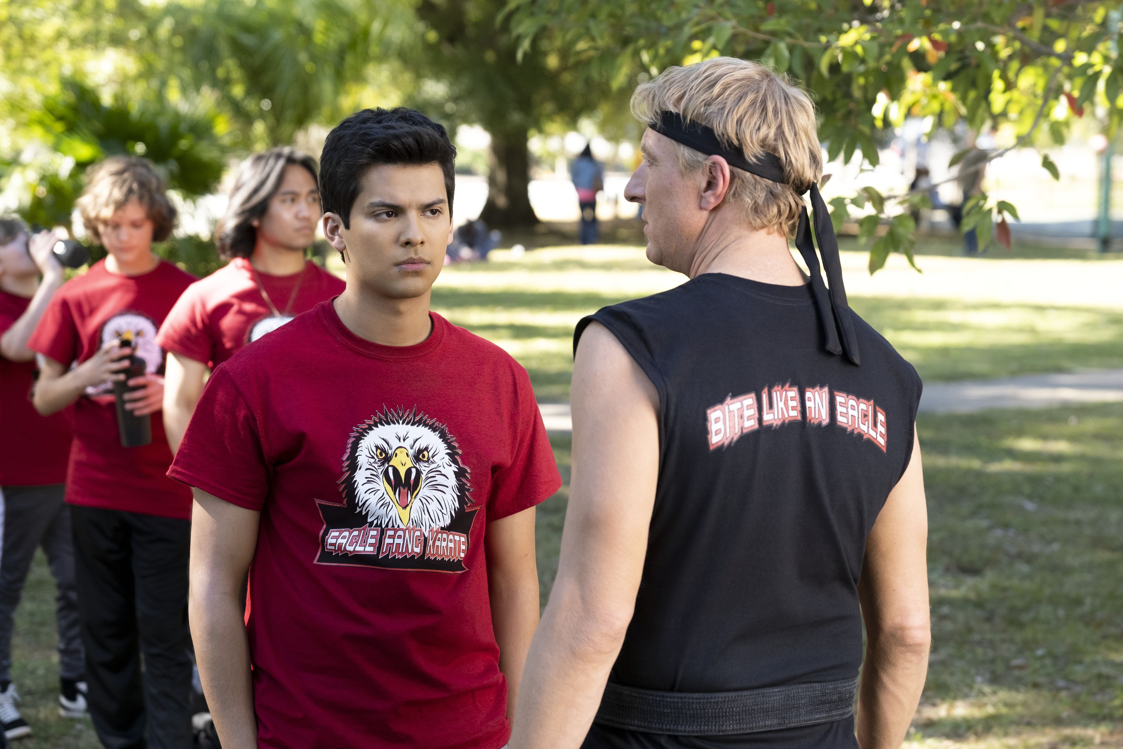 Xolo Maridueña como Miguel Diaz e William Zabka como Johnny Lawrence em "Cobra Kai" / Curtis Bonds Baker/Netflix