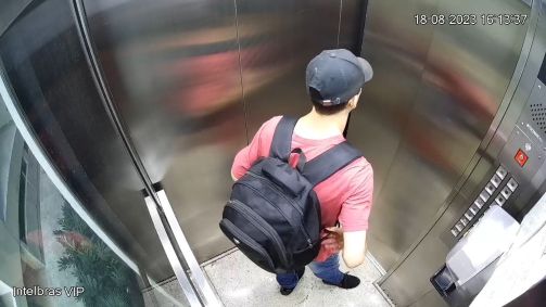 Davi Izaque Martins Silva entra no elevador após deixar o apartamento da namorada, Thallita da Cruz Fernandes, após supostamente assassiná-la