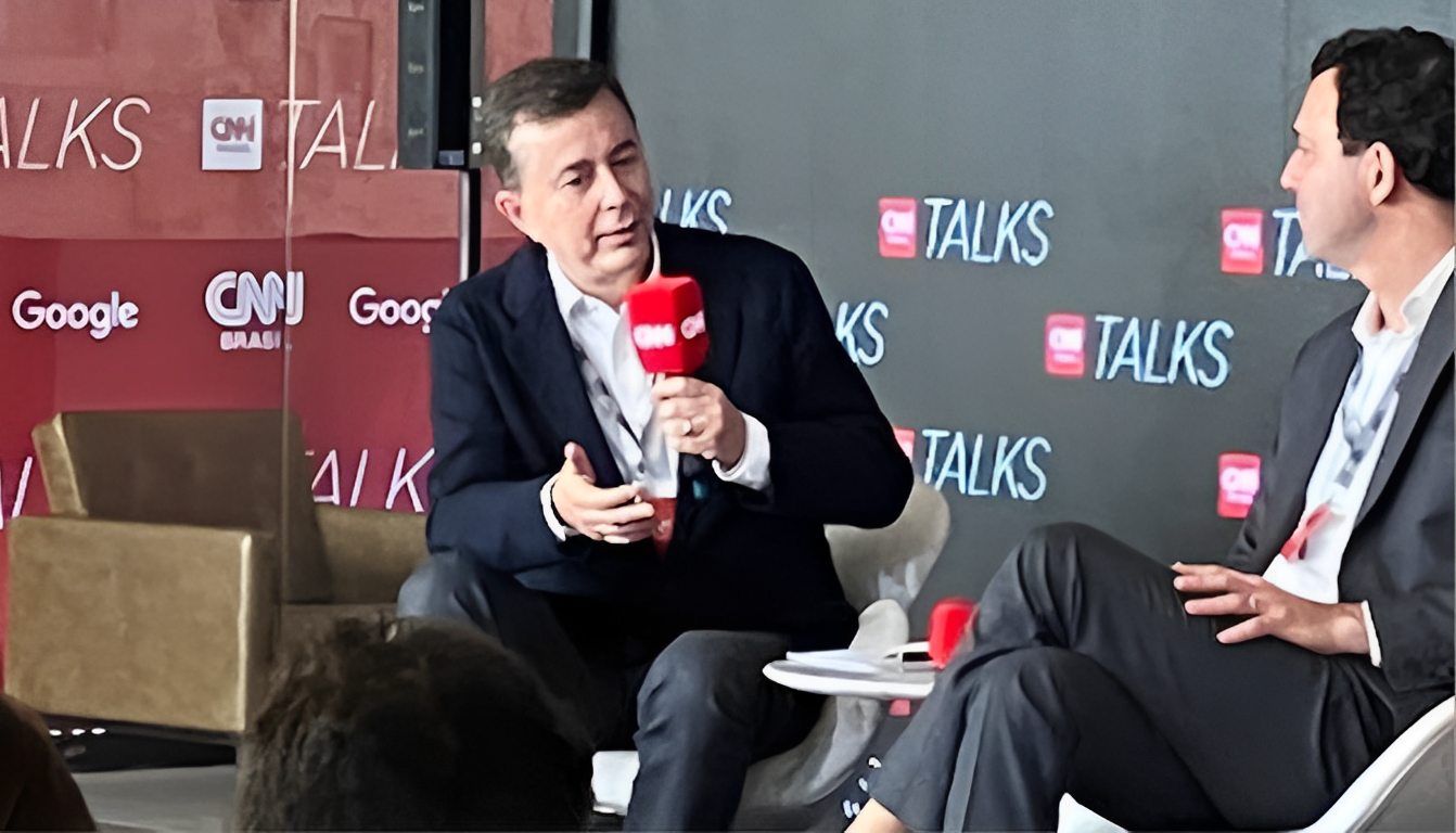 Fábio Coelho (à esq.), presidente do Google Brasil, durante o CNN Talks