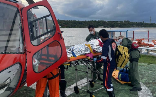 Turistas que estavam em embarcação que virou receberam atendimento médico