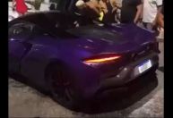 McLaren de R$ 3,8 milhões fica destruída após bater em Renault Sandero em Maceió