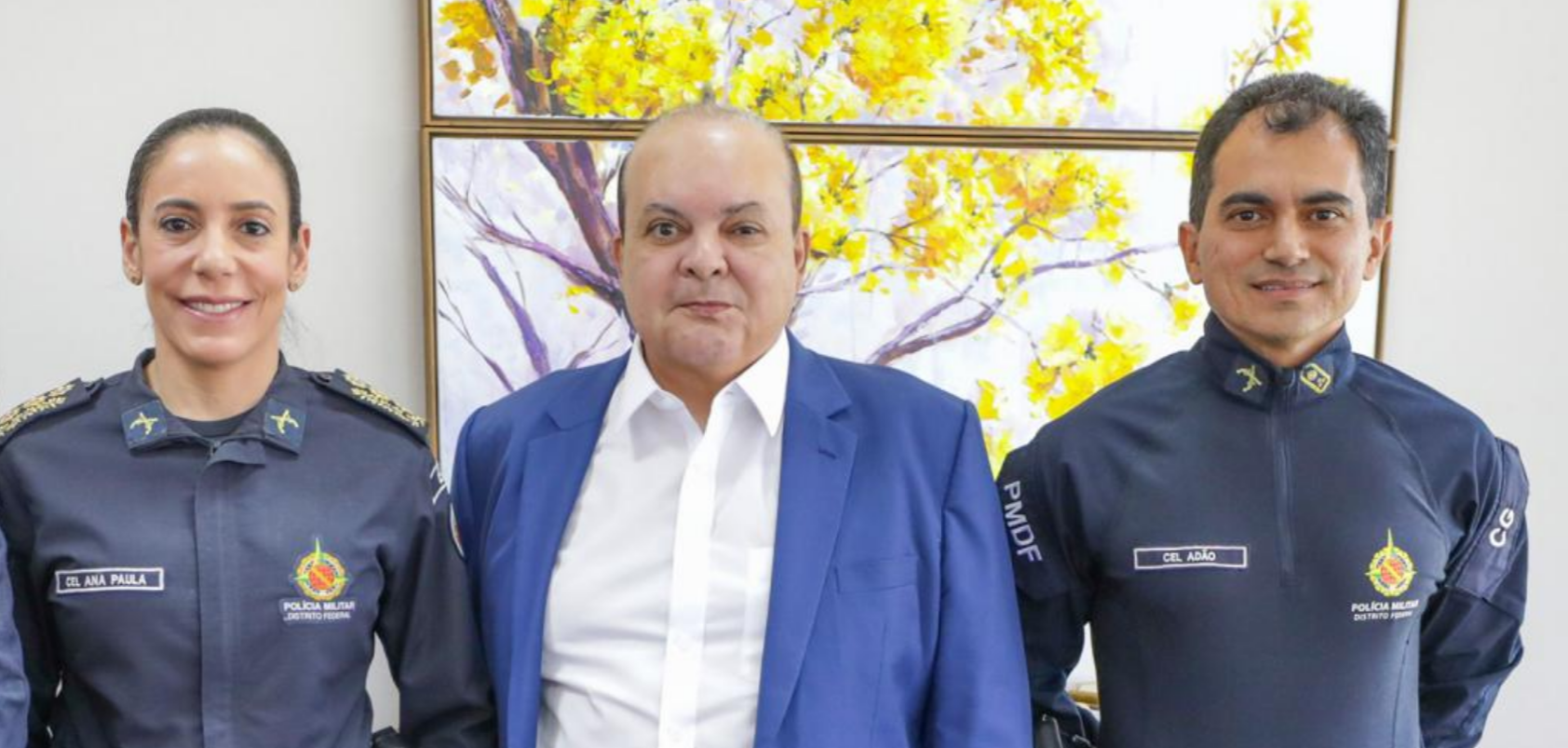 O governador Ibaneis Rocha, ao centro na foto, anunciou o novo comando da PM do Distrito Federal