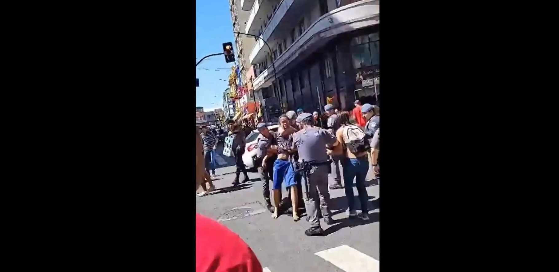 Imagens mostram policiais imobilizando um homem com o golpe conhecido como mata-leão