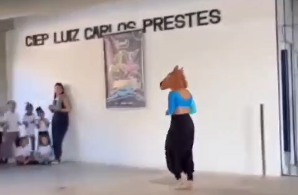 Prefeitura do Rio afastou diretores de escolas que liberaram apresentação de grupo independente com suposta conotação sexual, que ficou conhecida nas redes sociais por "cavalo tarado".