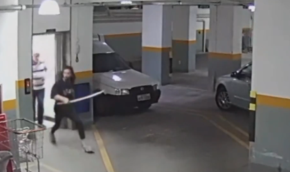 "Samurai" expulsa ladrões de bicicletas de condomínio usando uma katana em Minas; veja