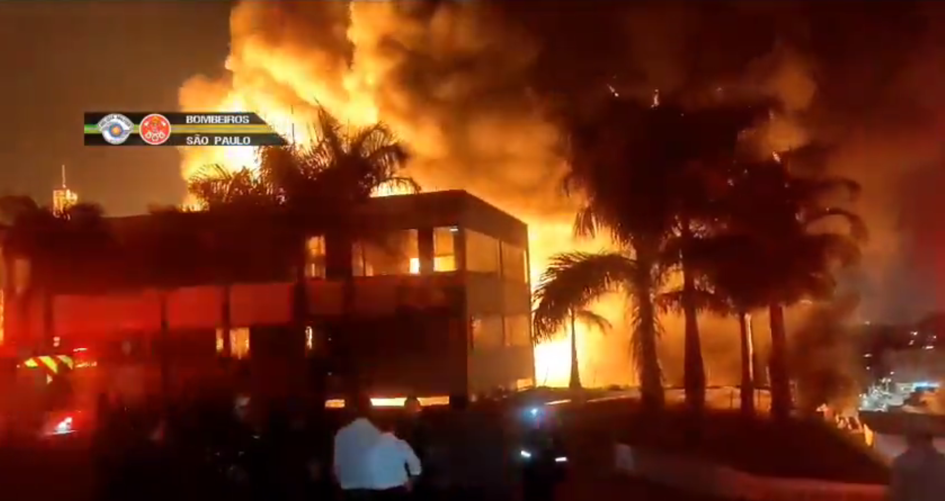 Não há registro de vítimas até o momento no incêndio que atinge uma fábrica em São Paulo