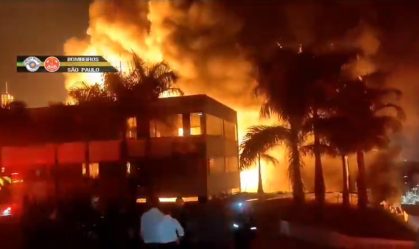 Não há registro de vítimas até o momento no incêndio que atinge uma fábrica em São Paulo