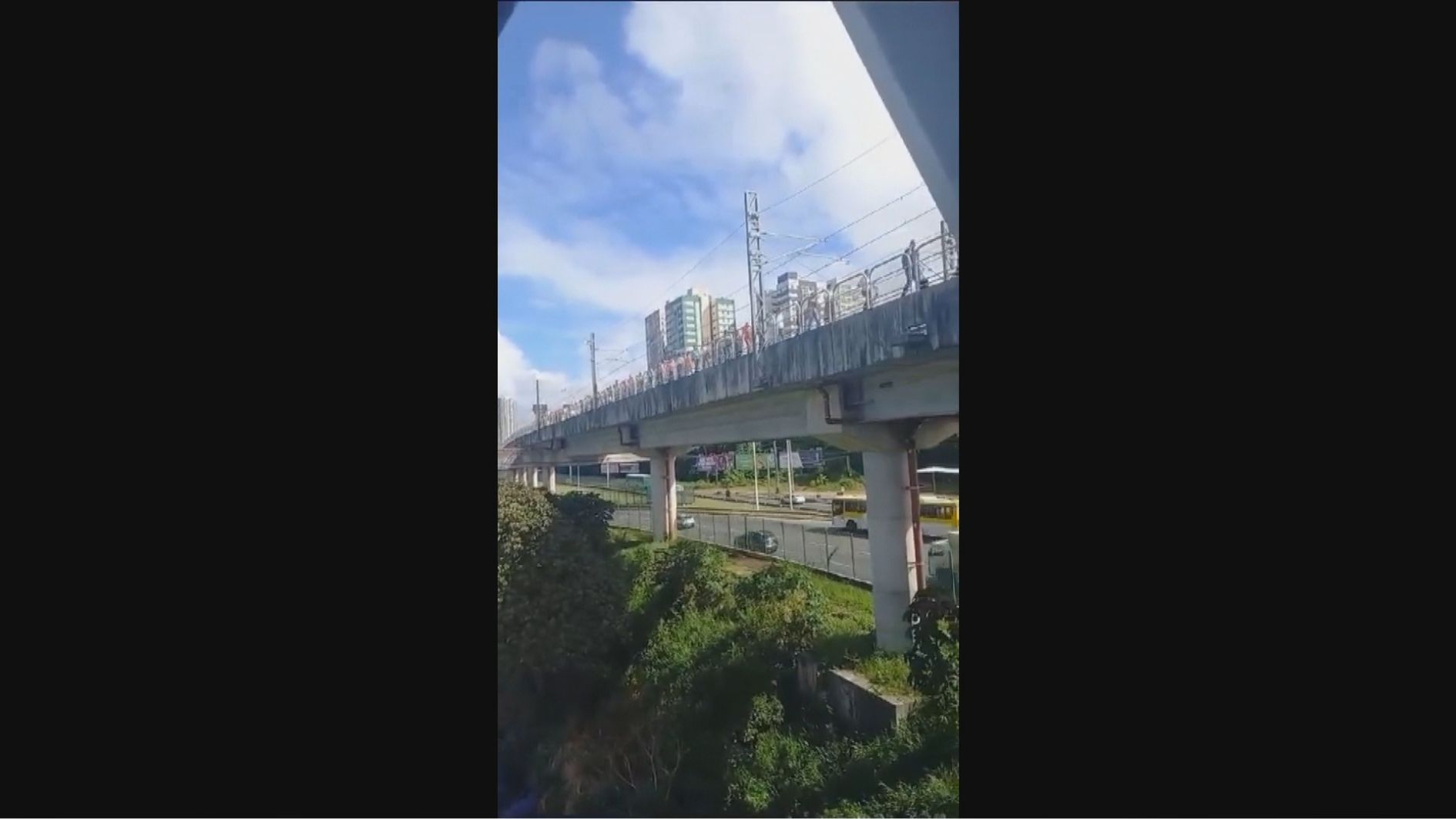Apagão na Bahia faz passageiros andarem pelos trilhos dos trens