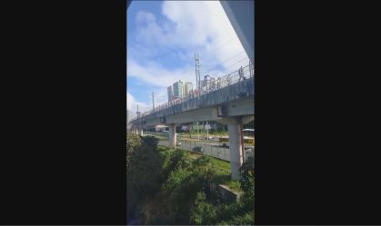 Apagão na Bahia faz passageiros andarem pelos trilhos dos trens