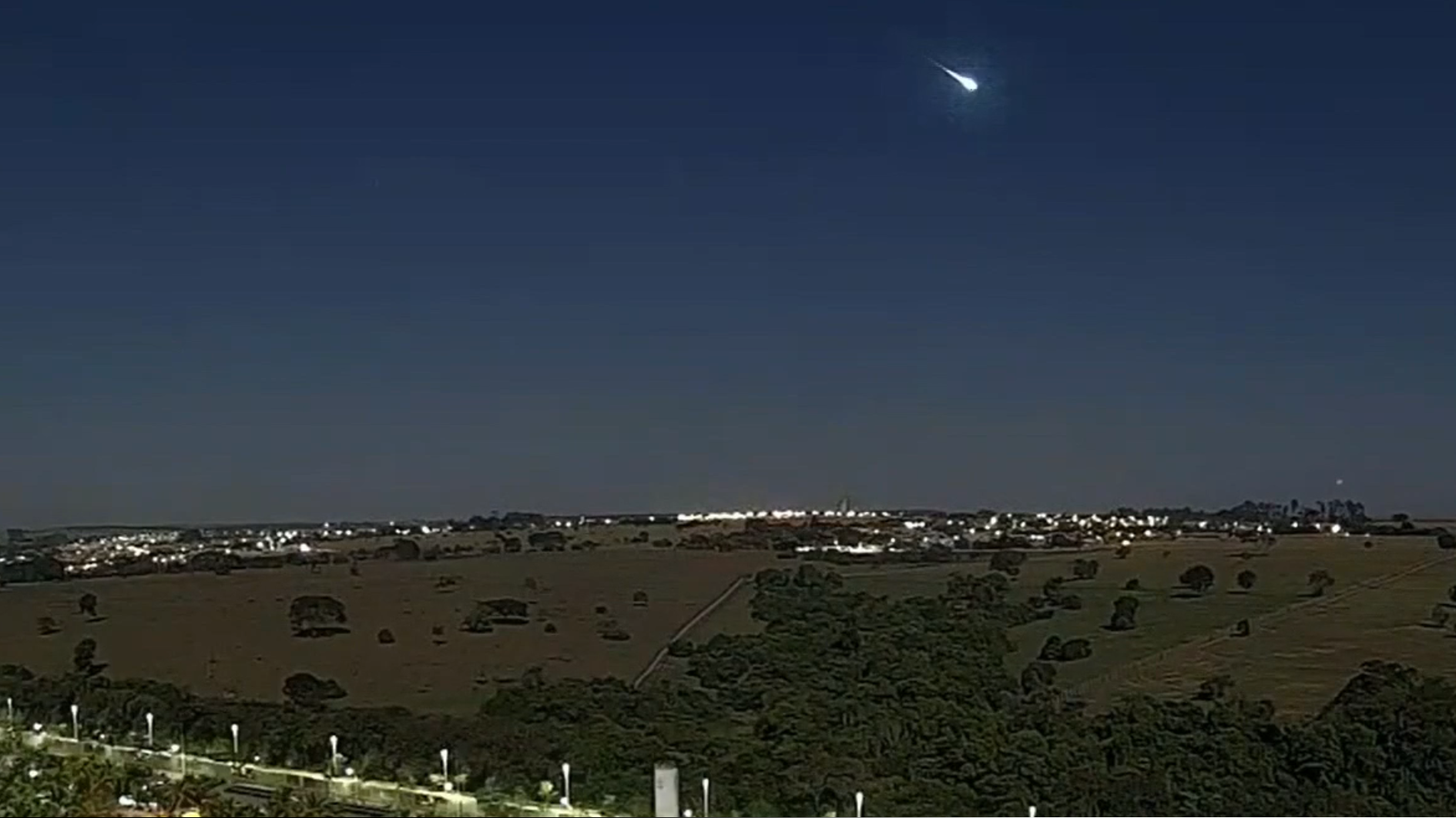 Meteoro ilumina céu de 6 estados brasileiros