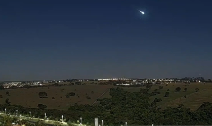 Meteoro ilumina céu de 6 estados brasileiros