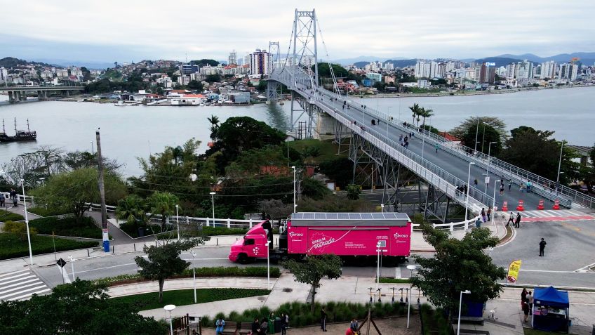 Caminhão rosa do programa Serasa na Estrada / Serasa