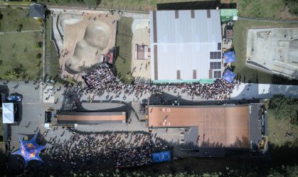 O complexo tem várias pistas e fica no quintal da casa do skatista, em Curitiba