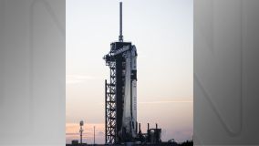 Foguete SpaceX Falcon 9 com a espaçonave Dragon no topo é visto após o pôr do sol na plataforma de lançamento do Complexo de Lançamento 39A enquanto preparativos continuam para a missão Crew-7 - 22 de agosto de 2023