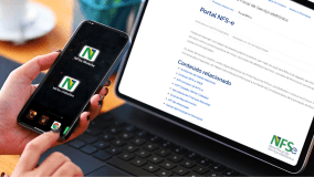 Computador com portal de dúvidas do governo para NFS-e e pessoa segurando celular com aplicativo