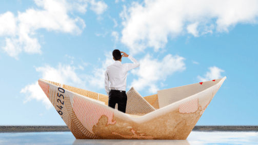 Pessoa velejando em um barco de dinheiro