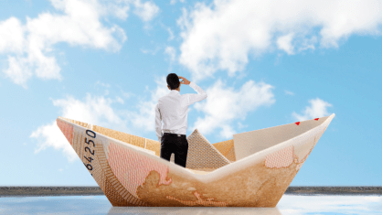 Pessoa velejando em um barco de dinheiro