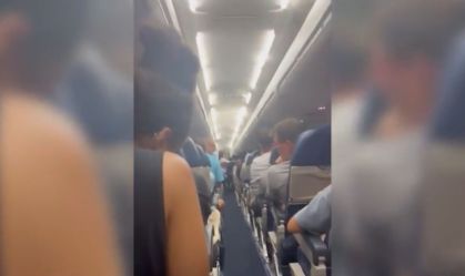 Passageiros ficam presos em voo por horas nos Estados Unidos