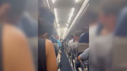 Passageiros ficam presos em voo por horas nos Estados Unidos